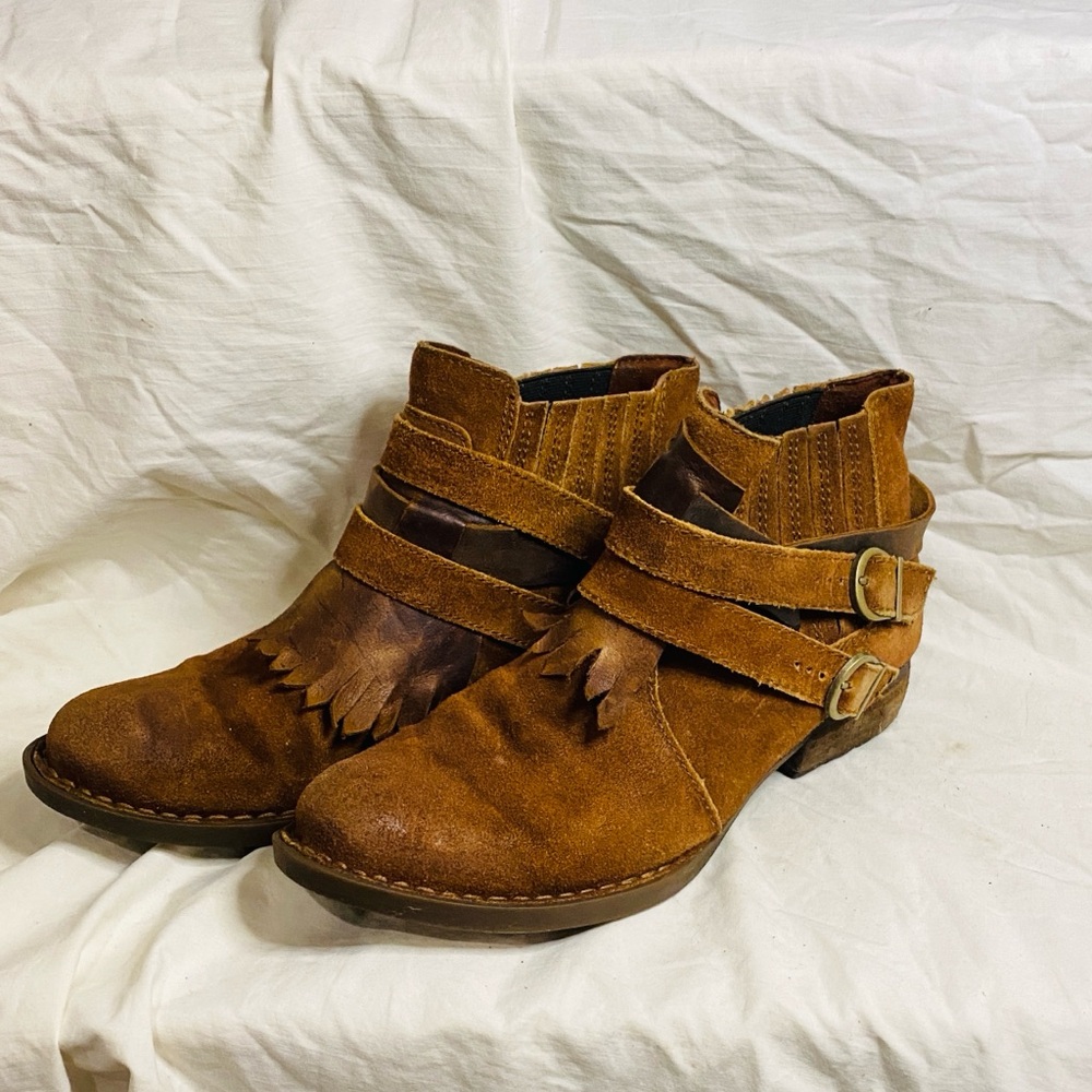 Born women’s 9 8.5 brown suede ankle boots